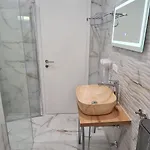 Anna S Cozy With Private Forest, Canopy Terrace & Parking, Near Red Bull Ring דירה