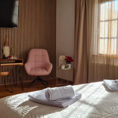 Anna S Cozy With Private Forest, Canopy Terrace & Parking, Near Red Bull Ring شقة *