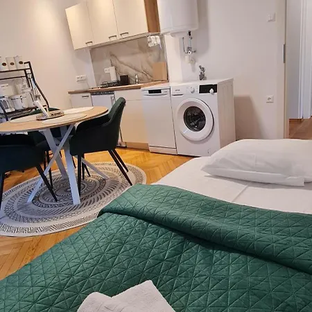 شقة Anna S Cozy With Private Forest, Canopy Terrace & Parking, Near Red Bull Ring *