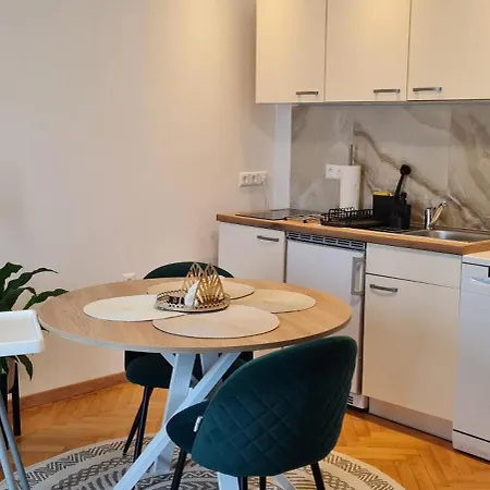 Anna S Cozy With Private Forest, Canopy Terrace & Parking, Near Red Bull Ring *