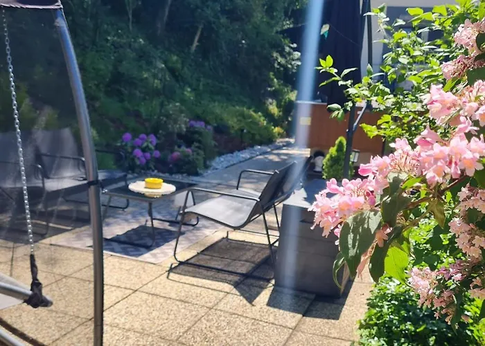 Anna S Cozy With Private Forest, Canopy Terrace & Parking, Near Praebichl 아파트